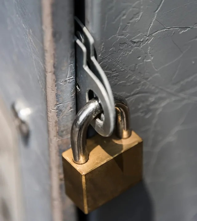 Das Entfernen von Vorhängeschlössern ist eine der Dienstleistungen, die von Schlüsseldienst Alpen angeboten werden.